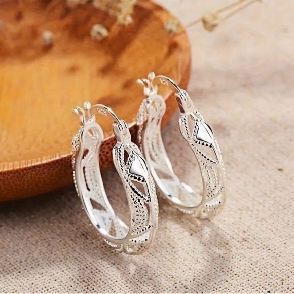 Vintage Silver Elegant Silver Hoop Earrings - Picture 4 of 5